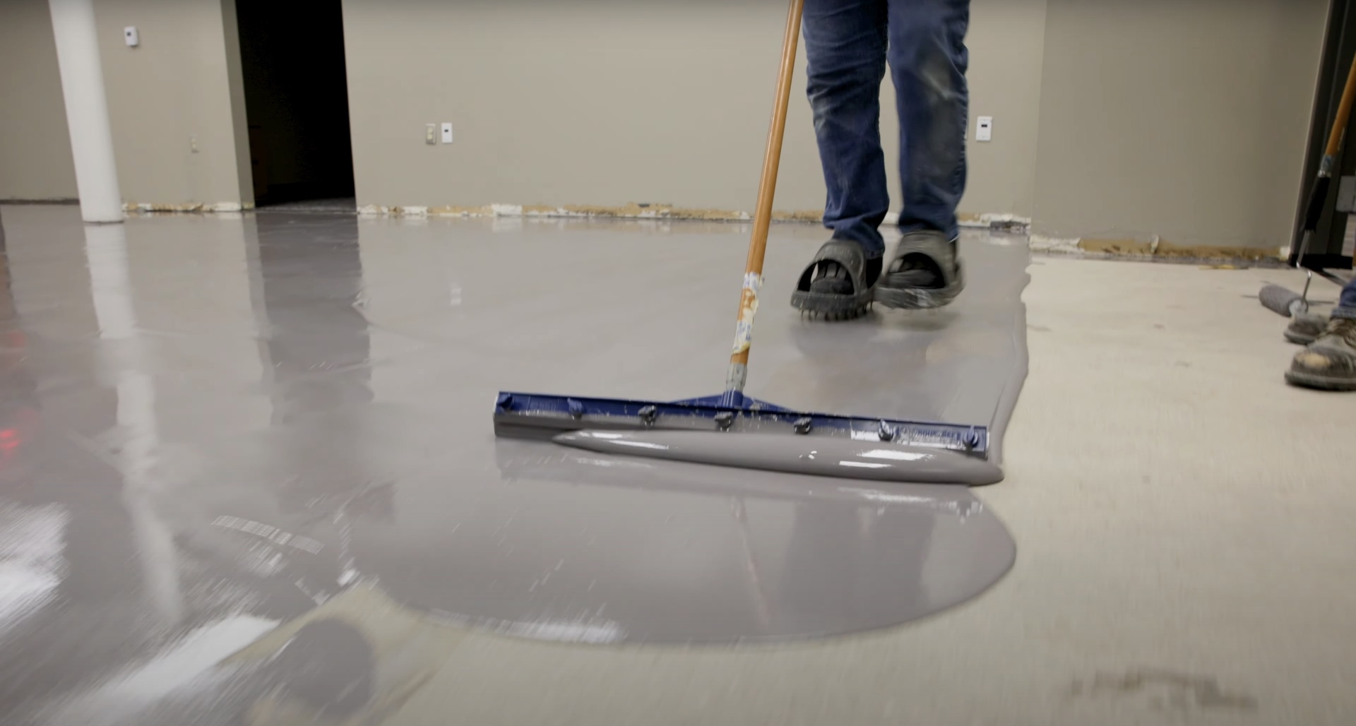 Smooth concrete floor finishing and polishing work